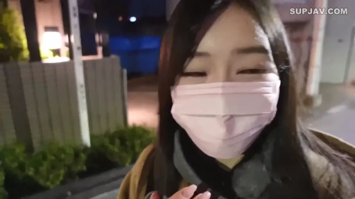 Standing Posture · 面部特写 · 粉色口罩 · 害羞 · 口罩 · 街拍 · 捂嘴 · Night Street