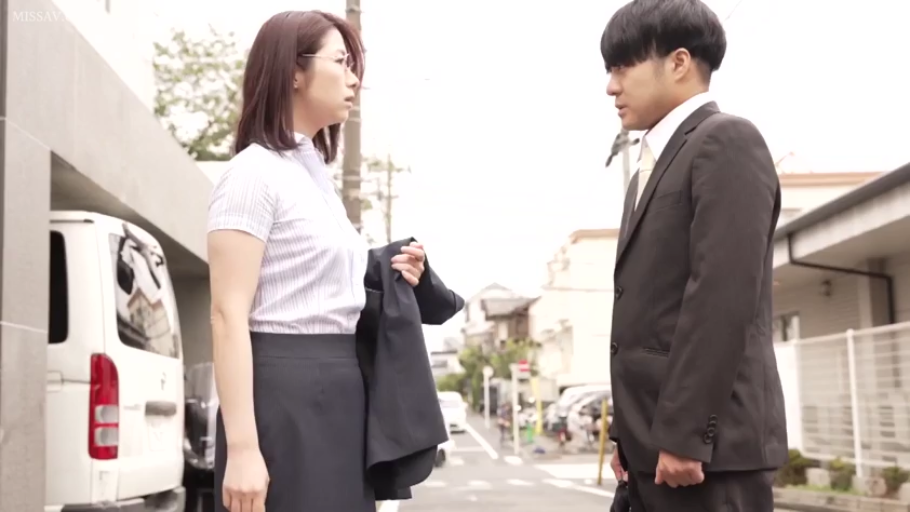 交谈 · 严肃 · 眼镜 · 中景 · 职业装 · 户外 · 熟女 · 对立站立