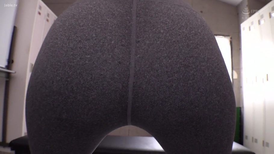 臀部 · 背對鏡頭 · 更衣室 · 瑜伽褲