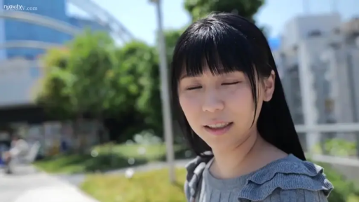 面部 · 站立 · 对视 · 户外 · 生活照 · 眯眼笑 · 灰色荷叶边上衣