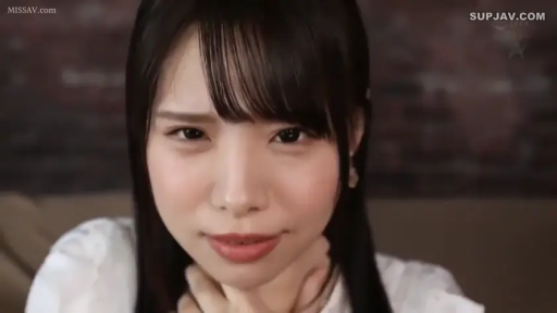 室内 · 胸部特写 · 白色吊带内衣 · 色情特写 · 指甲油 · 手部揉捏