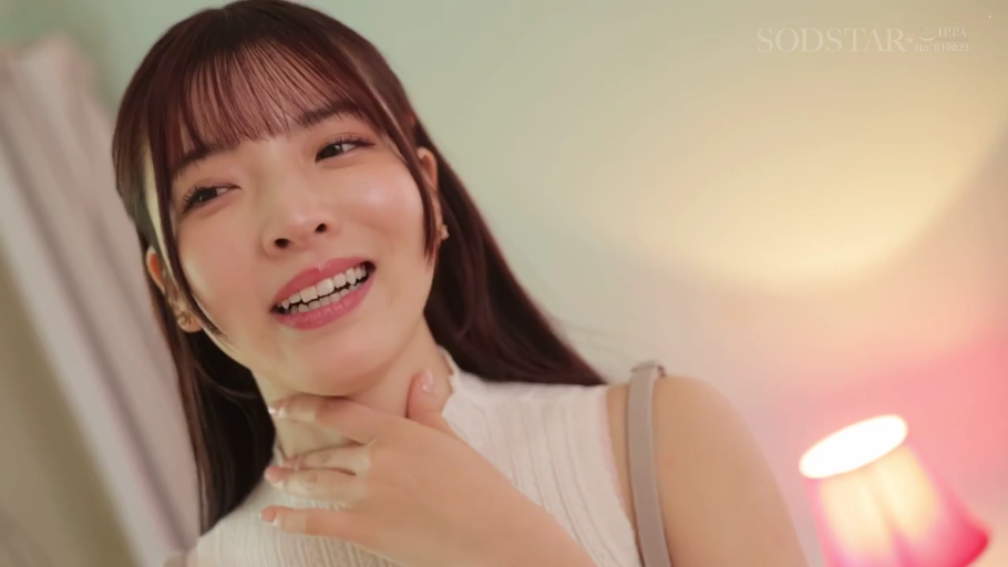 愉悦 · 微笑 · 台灯 · 面部特写 · 房间 · 清纯 · 白色针织背心 · 手抚颈部