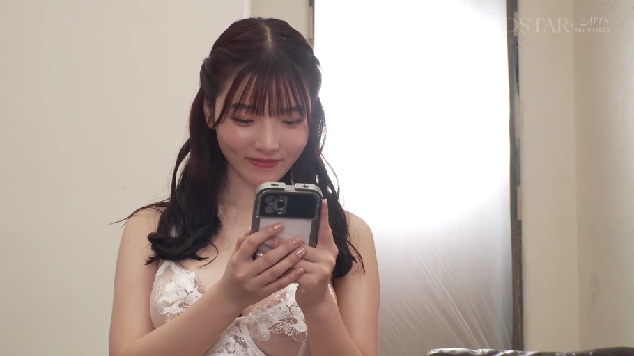 室内 · 微笑 · 上半身特写 · 白色蕾丝内衣 · 智能手机 · 玩手机 · 齐刘海 · 持机坐姿