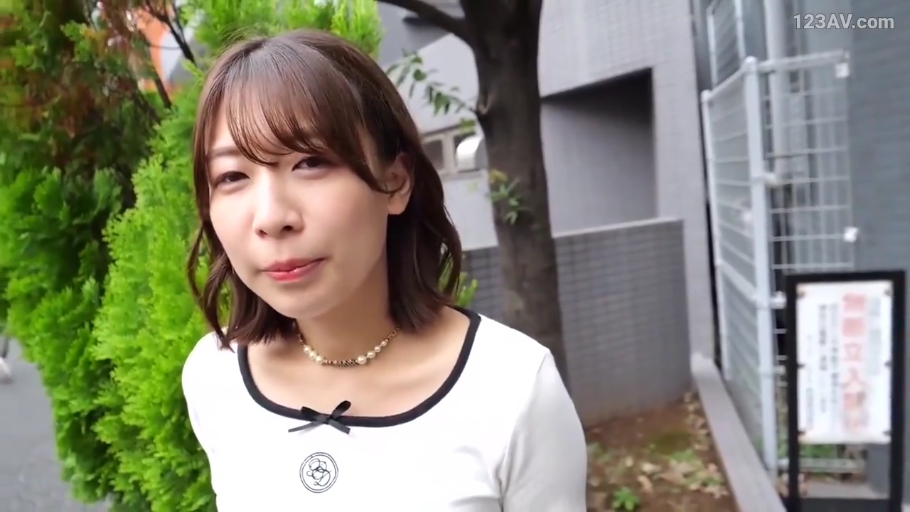 室内 · 俯身 · 脸部特写 · 白色蕾丝上衣 · 开心 · 欢笑 · 脸部近景