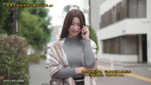 站立 · 中景 · 微笑 · 街道 · 携帯電話 · 熟女 · 打电话 · 灰色高领衫