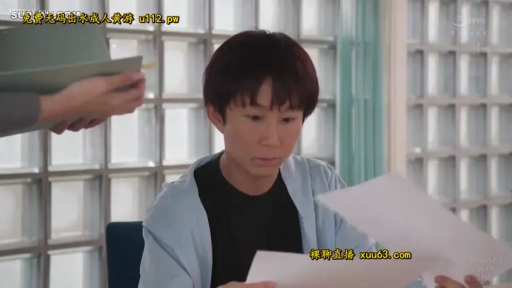 座り姿勢 · 集中 · 办公室 · 半身 · 蓝色衬衫 · 紙張 · 阅读文件