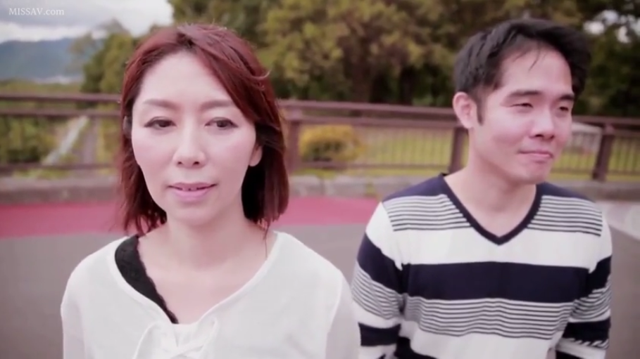 平静 · 近景 · 户外 · 休闲服 · 熟女 · 并排站立 · 闲逛