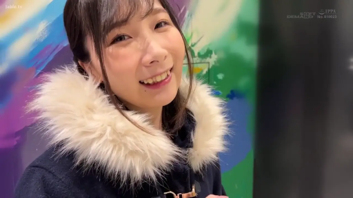 室内 · 站立 · 微笑 · 面部特写 · 清纯 · 注视镜头 · 毛领大衣