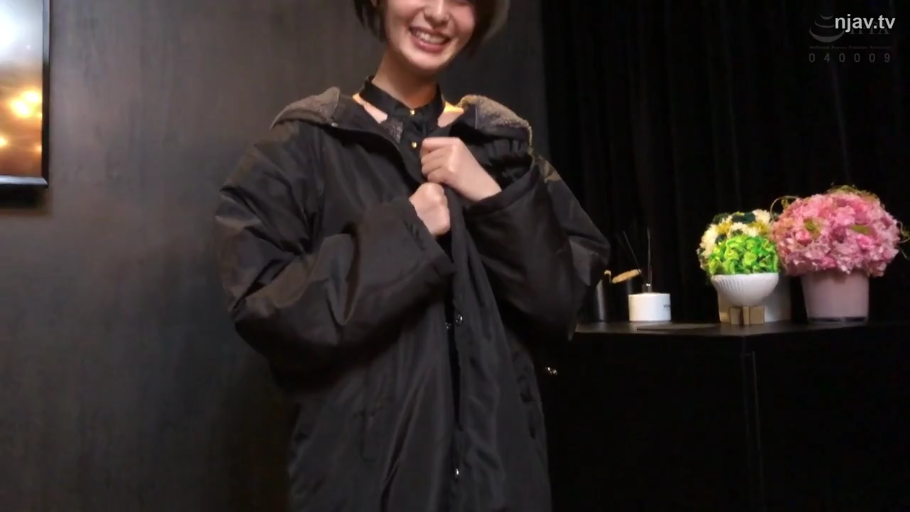 室内 · 中景 · 站姿 · 微笑 · 短发 · 整理衣服 · 花卉 · 黑色棉服