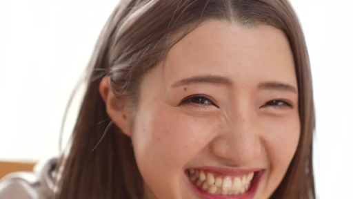 室内 · 脸部特写 · 浅色上衣 · 正对面部