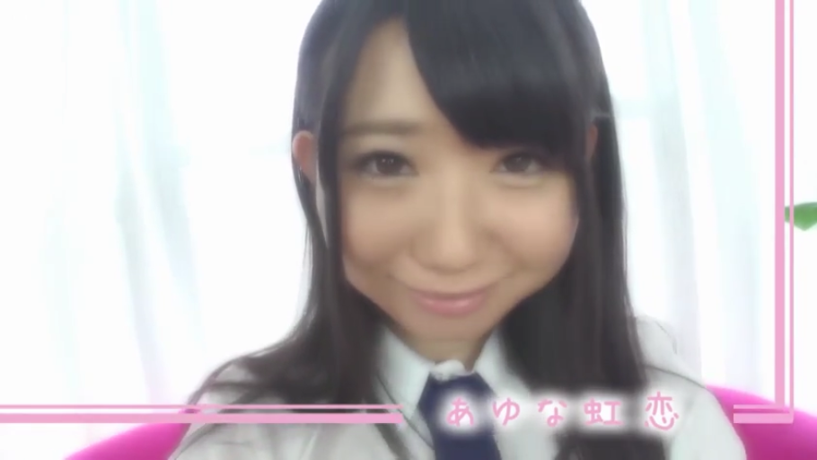 室内 · 脸部特写 · 微笑 · 学生制服 · 注视镜头 · 正面