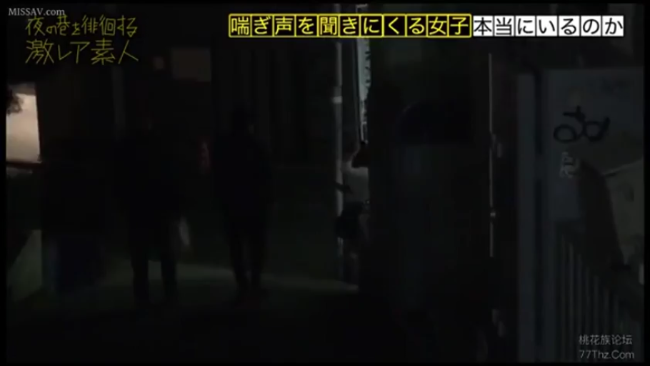 站立 · 全景 · 便装 · 模糊 · 素人 · 户外街道 · 走动