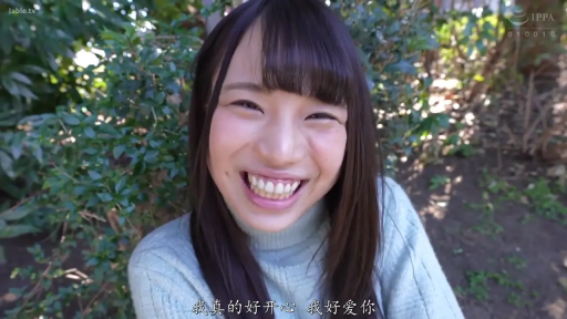 脸部特写 · 户外 · 正对镜头 · 浅色高领毛衣