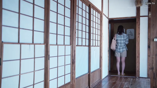 全身 · 站立 · 障子门 · 挎包 · 背影 · 格纹衬衫 · 和式走廊