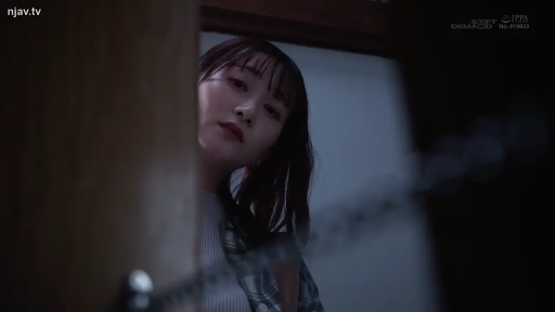 室内 · 严肃 · 面部特写 · 门 · 偷窥 · 窥视姿势 · 格子外衣 · 窥探视角