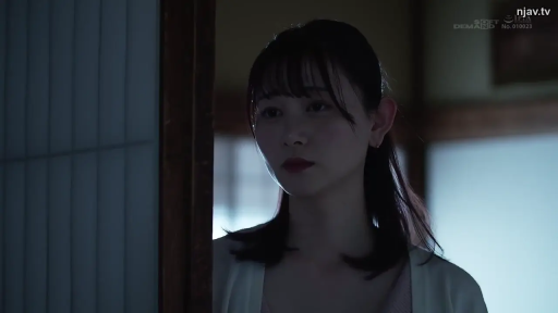 室内 · 忧郁 · 脸部 · 站立 · 剧情 · 白色开衫 · 窥视