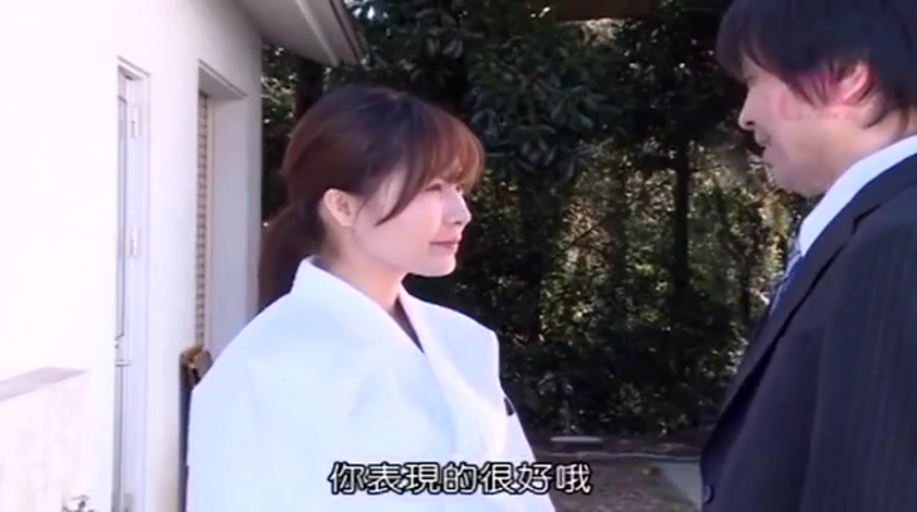 西装 · 站立 · 中景 · 微笑 · 中文字幕 · 交流 · 户外