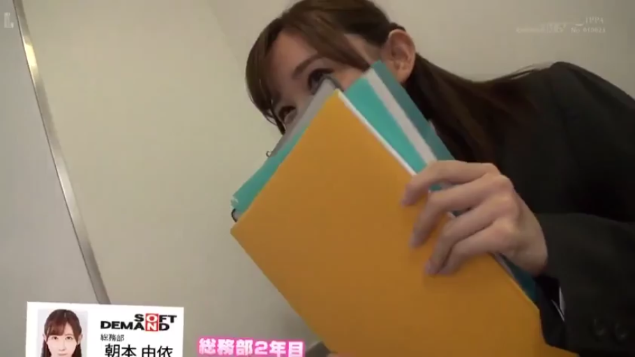 窥视 · 面部特写 · 黑色职业西装 · 职场 · 调皮 · 彩色文件夹 · 室内办公区 · 躲在文件夹后