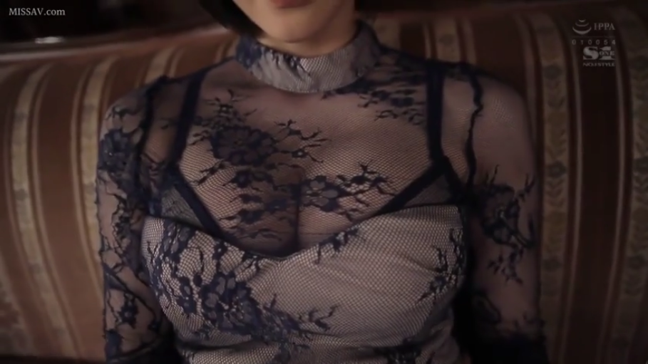 室内 · 坐姿 · 胸部特写 · 展示 · 巨乳 · 沙发 · 诱惑 · 蕾丝透视装