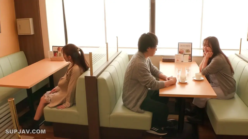 坐姿 · 交谈 · 微笑 · 休闲装 · 远景 · 餐厅 · 餐具 · 三人