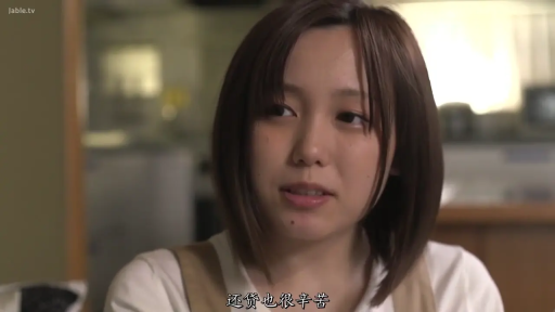 坐姿 · 女性 · 中景 · 微笑 · 客厅 · 项链 · 捂嘴 · 橙色无袖针织衫