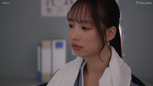 室内 · 忧郁 · 面部特写 · 正坐 · 毛巾 · 侧望 · 运动装 · 马尾辫