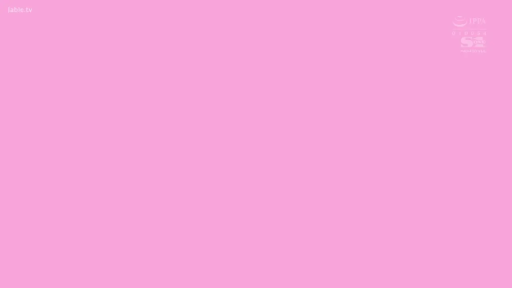 脸部特写 · 甜美 · 微笑 · 清纯 · 侧头 · 明亮室内 · 白色衣物