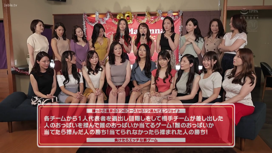 微笑 · 麦克风 · 合影 · 室内演播室 · 坐姿与站姿 · 各式休闲服饰 · 多人群像