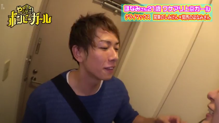 室内 · 交谈 · 站立 · 微笑 · 头部 · 蓝色长袖 · 素人感 · 背包带