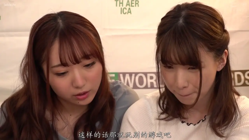 室内 · 坐姿 · 专注 · 特写 · 休闲服饰 · 双人 · 背景板 · 低头观看