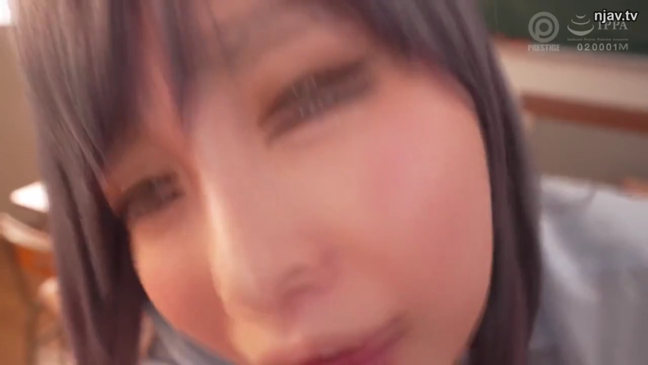 Classroom · 课桌 · Yes · Student school uniform · Sweet smile · Stare at the lens · 少女 · 探头前倾