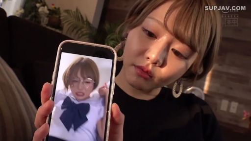 Indoor · Phone screen · Crying · 智能手机 · 持物 · 画中画 · JK制服（手机内） · 展示视频