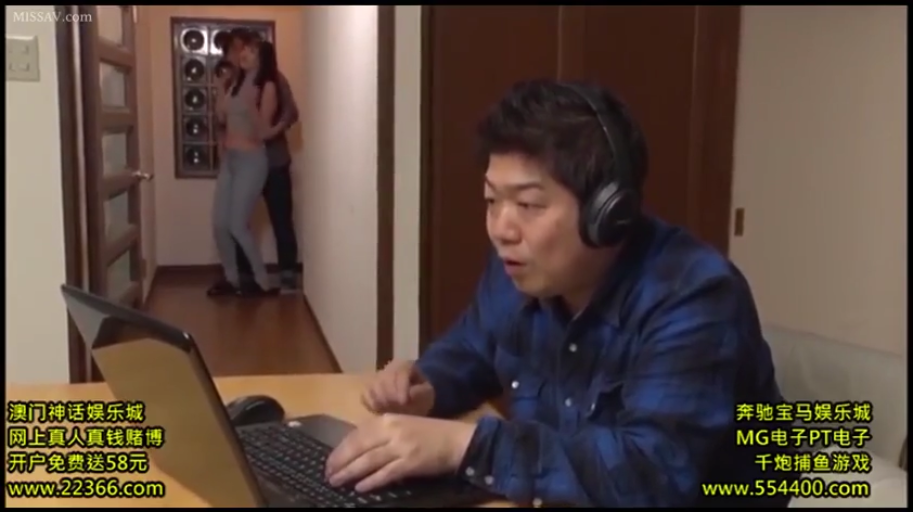 室内 · 坐姿 · 中景 · 衬衫 · 笔记本电脑 · 惊讶 · 三人 · 使用电脑