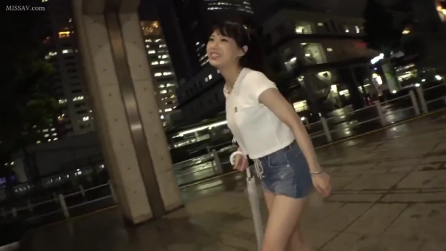 平静 · 行走 · 休闲便装 · 口罩 · 漫步 · 室内商场 · 双人摄影