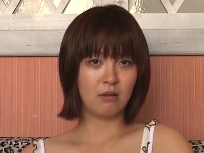 室内 · 脸部特写 · 短发 · 正面 · 吊带 · 迷茫 · 盯着看