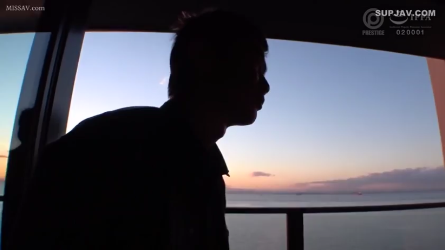 坐姿 · 平静 · 酒店房间 · 深色上衣 · 侧脸 · 剪影 · 凝望窗外