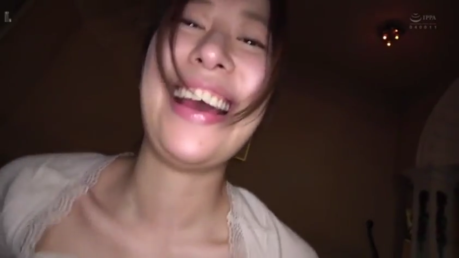 室内 · 俯身 · 脸部特写 · 白色蕾丝上衣 · 开心 · 欢笑 · 脸部近景