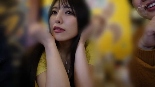 室内 · 微笑 · 面部特写 · 凝视 · 托腮 · 黄色上衣