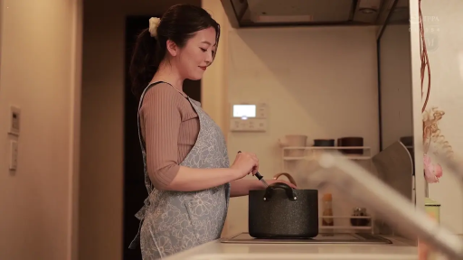 侧面半身 · 站立 · 厨房 · 温柔 · 汤勺 · 烹饪 · 咖啡色上衣 · 家政主题