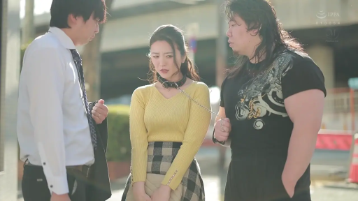 站立 · 中景 · 权力关系 · 黄毛衣 · 锁链 · 户外街道 · 担忧 · 牵引