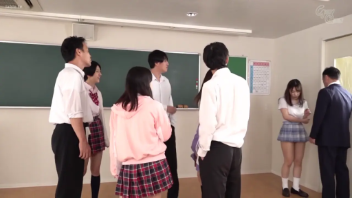 会話 · 真剣 · 全身 · 教室 · 站立 · 白色衬衫 · 黑板 · 群像