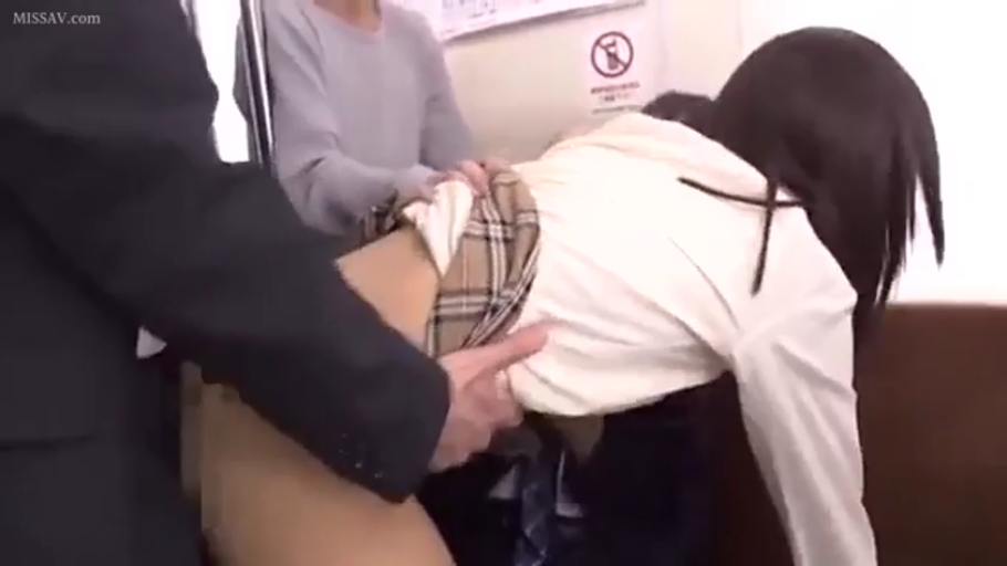 室内 · 跪坐 · 全景 · 微笑 · 职业装 · 多人 · 工牌 · 群交预兆