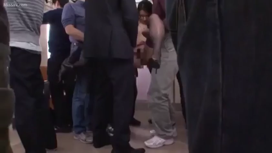 职业装 · 抬腿 · 电车