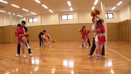 揉乳 · 远景 · 多人 · 体育馆 · 正常 · 啦啦队服 · 后方抱住 · 啦啦球