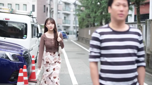 中景 · 自然 · 街道 · 单肩包 · 印花长裙 · 步行 · 街拍风 · 正面走路