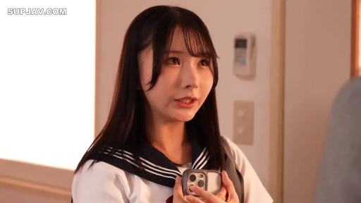 Indoor · Conversation · Stand · 面部特写 · Sailor suit · 日常 · 智能手机 · 持物