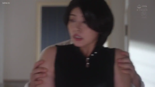 室內 · 站立 · 上半身 · 黑色无袖上衣