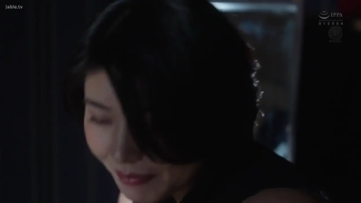 室内 · 低头 · 脸部特写 · 黑色无袖衣