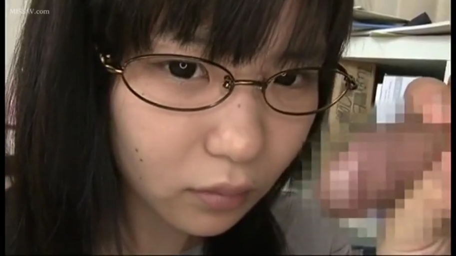 室内 · 座り姿勢 · メガネ · 顔部のクローズアップ · 平静 · 灰色のトップス · 注視 · アジア人女性