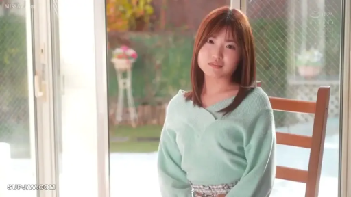 室内 · 坐姿 · 中景 · 注视镜头 · 长发 · 木椅 · 浅绿色毛衣 · 微带笑意